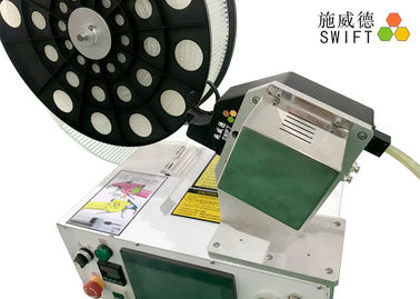 Lo SpA controlla il sistema automatico della fascetta ferma-cavo, legatrice del legame che impacchetta rapidamente