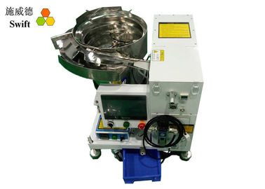 Facile azioni il sistema automatico della fascetta ferma-cavo/cavo tenuto in mano che impacchetta la macchina